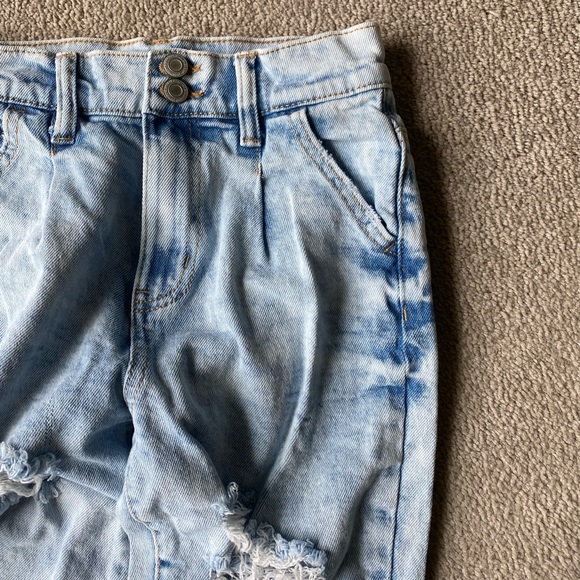 SO Distressed Hi-rise Mom Jeans - Picture 5 of 7